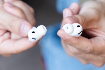 No, AirPods With Cameras Aren’t Smart Glasses for Your Ears