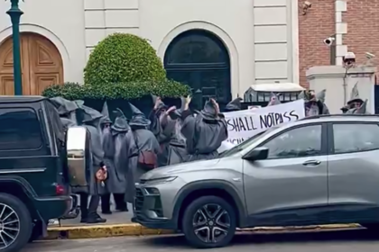 Protestors Dressed as Gandalf Demand Peter Thiel Leave Argentina, Go Back to the Abyss