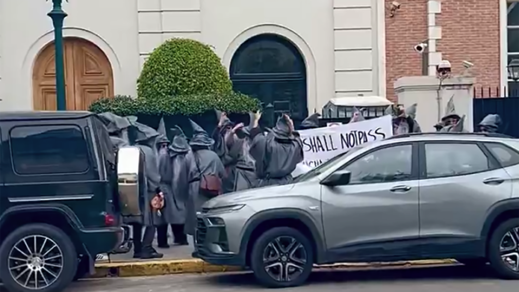 Protestors Dressed as Gandalf Demand Peter Thiel Leave Argentina, Go Back to the Abyss