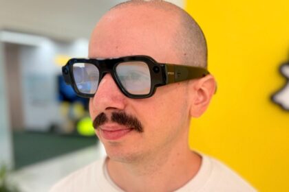 Snap’s AR Glasses Let You Take Snapchat Pics by Snapping Your Fingers
