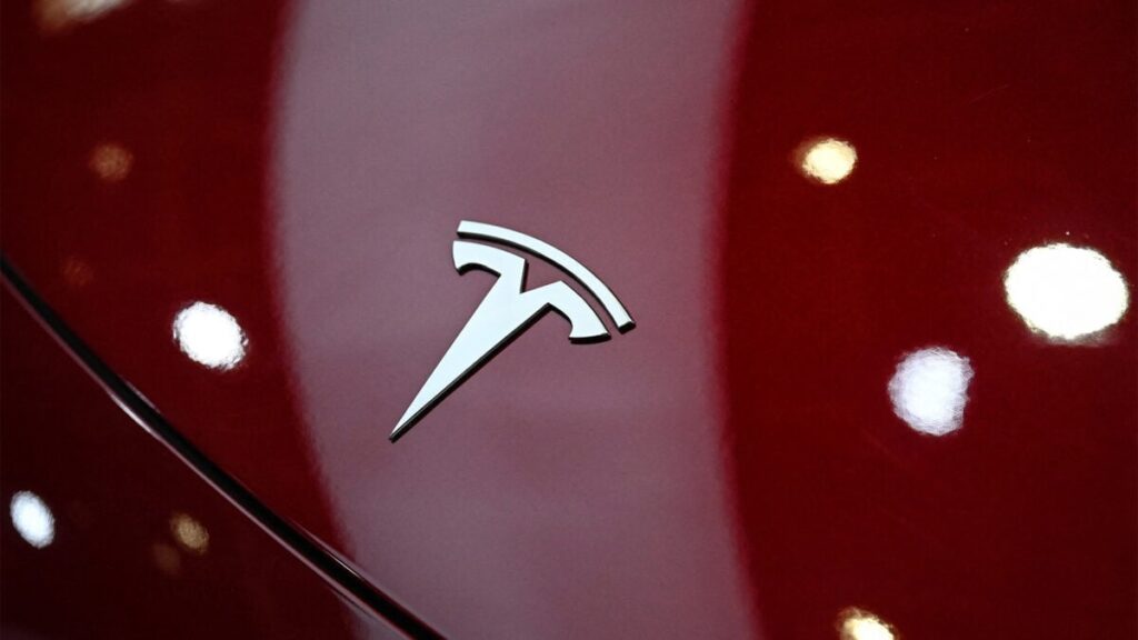 Another Telsa on Autopilot Stopped on Freeway, Driver Died: Report