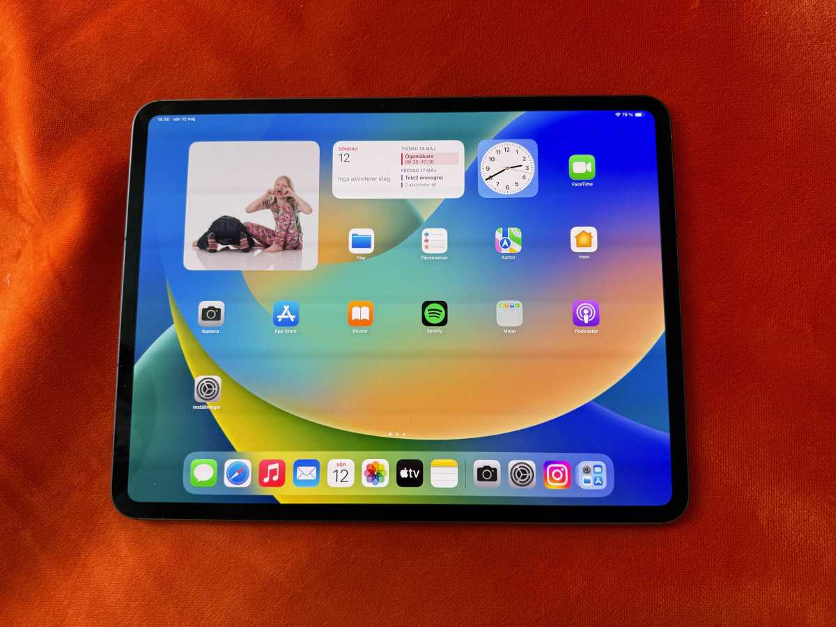 Ipad Pro M4 mot orange bakgrund