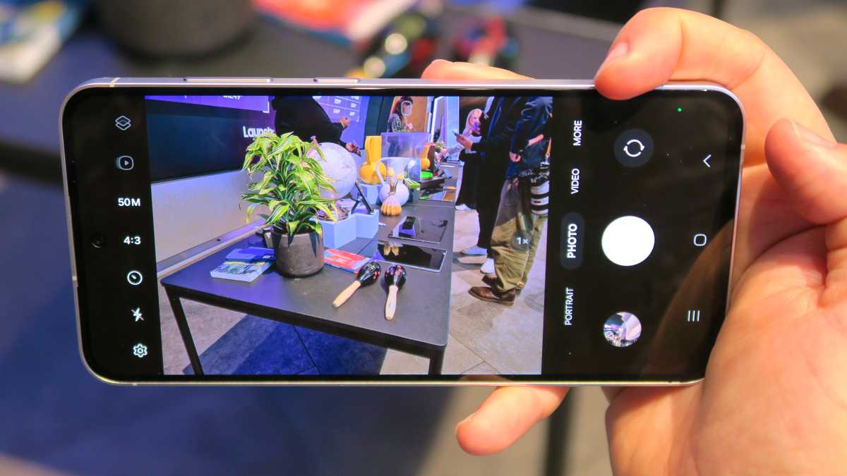 Samsung Galaxy S24 FE hands on camera UI