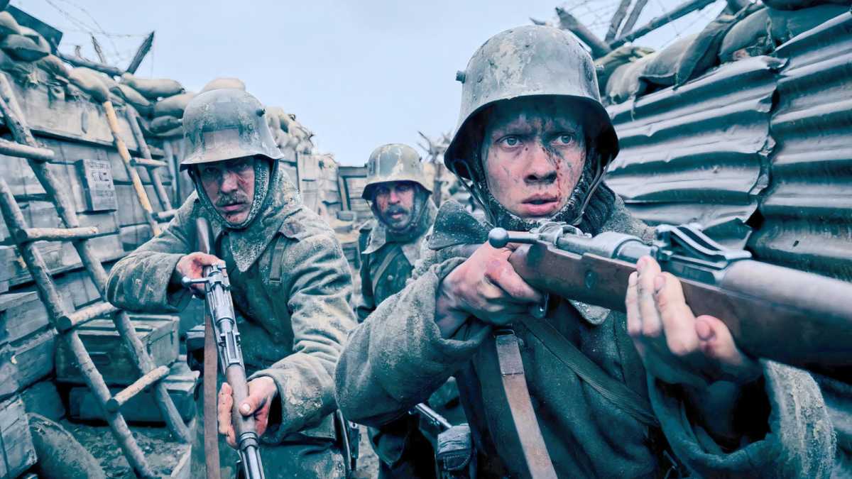 Soldiers in a trench in the film All quiet on the Western Front