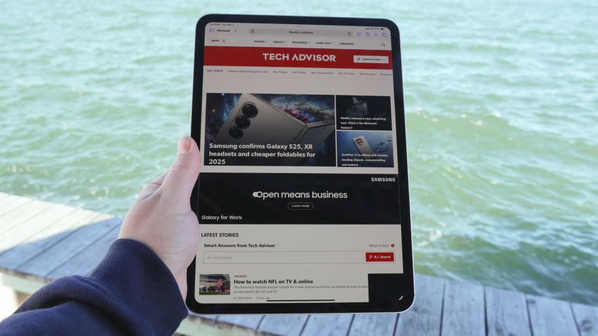 iPad Pro 11 M4 displaying Tech Advisor site in hand