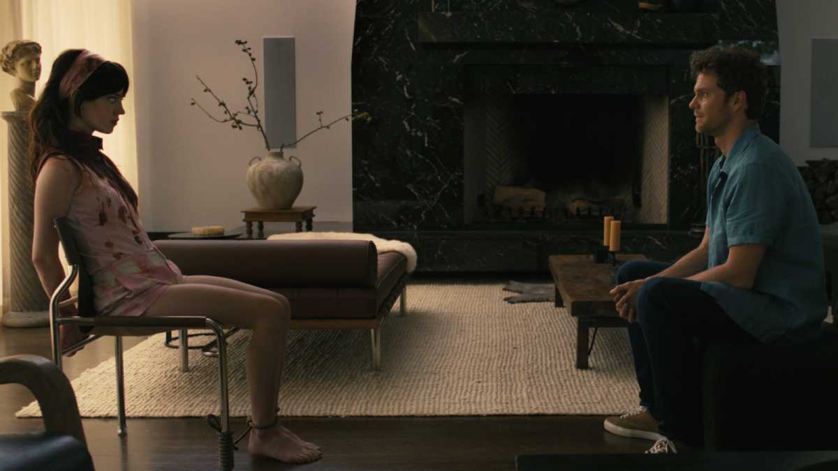 (L-r) SOPHIE THATCHER as Iris and JACK QUAID as Josh in New Line Cinema’s “COMPANION,” a Warner Bros. Pictures release.