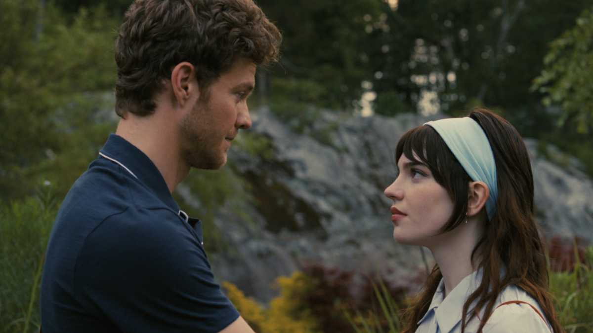 (L-R) JACK QUAID as Josh and SOPHIE THATCHER as Iris in New Line Cinema’s “COMPANION,” a Warner Bros. Pictures release.