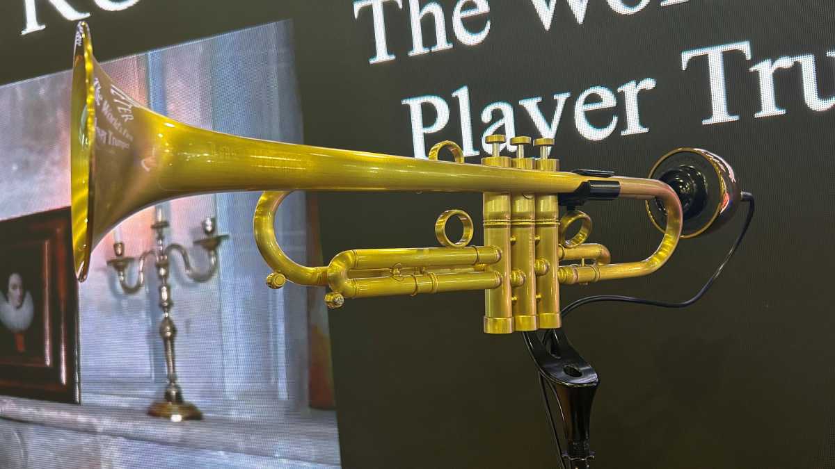 Trumpeter device attached to a trumpet