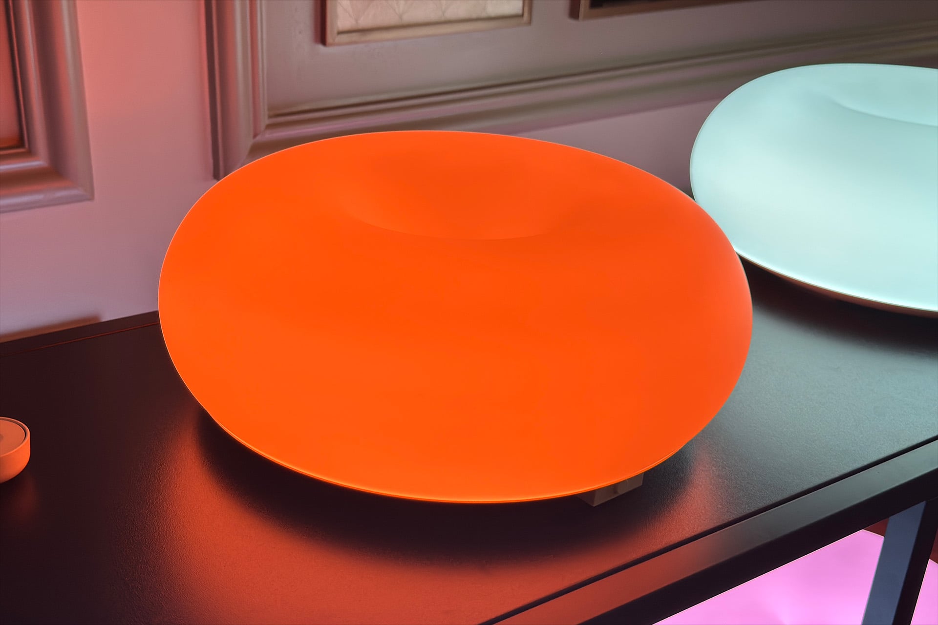 Closeup of the Varmblixt donut lamp in red.