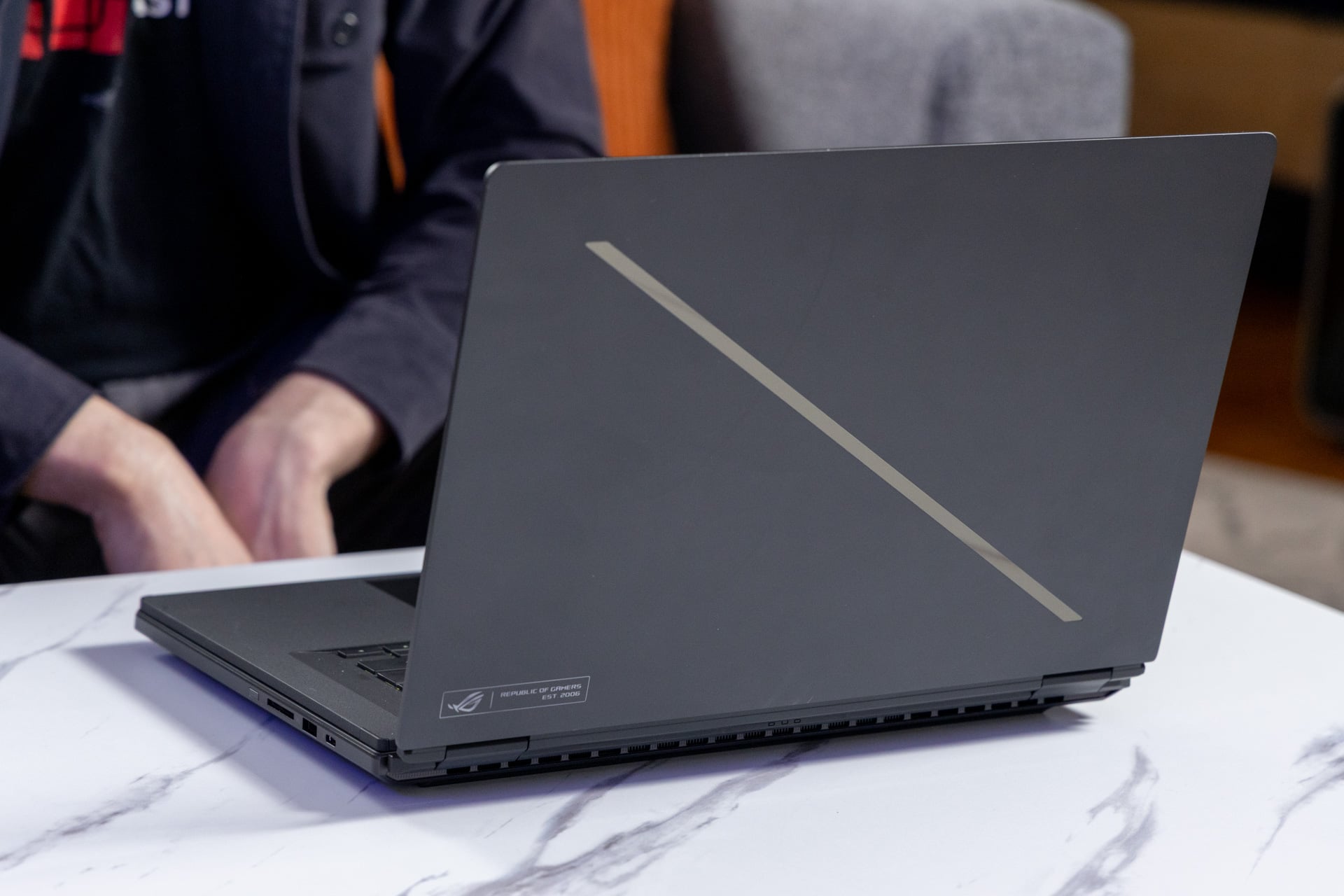 Asus Rog Zephyrus Duo Review 14