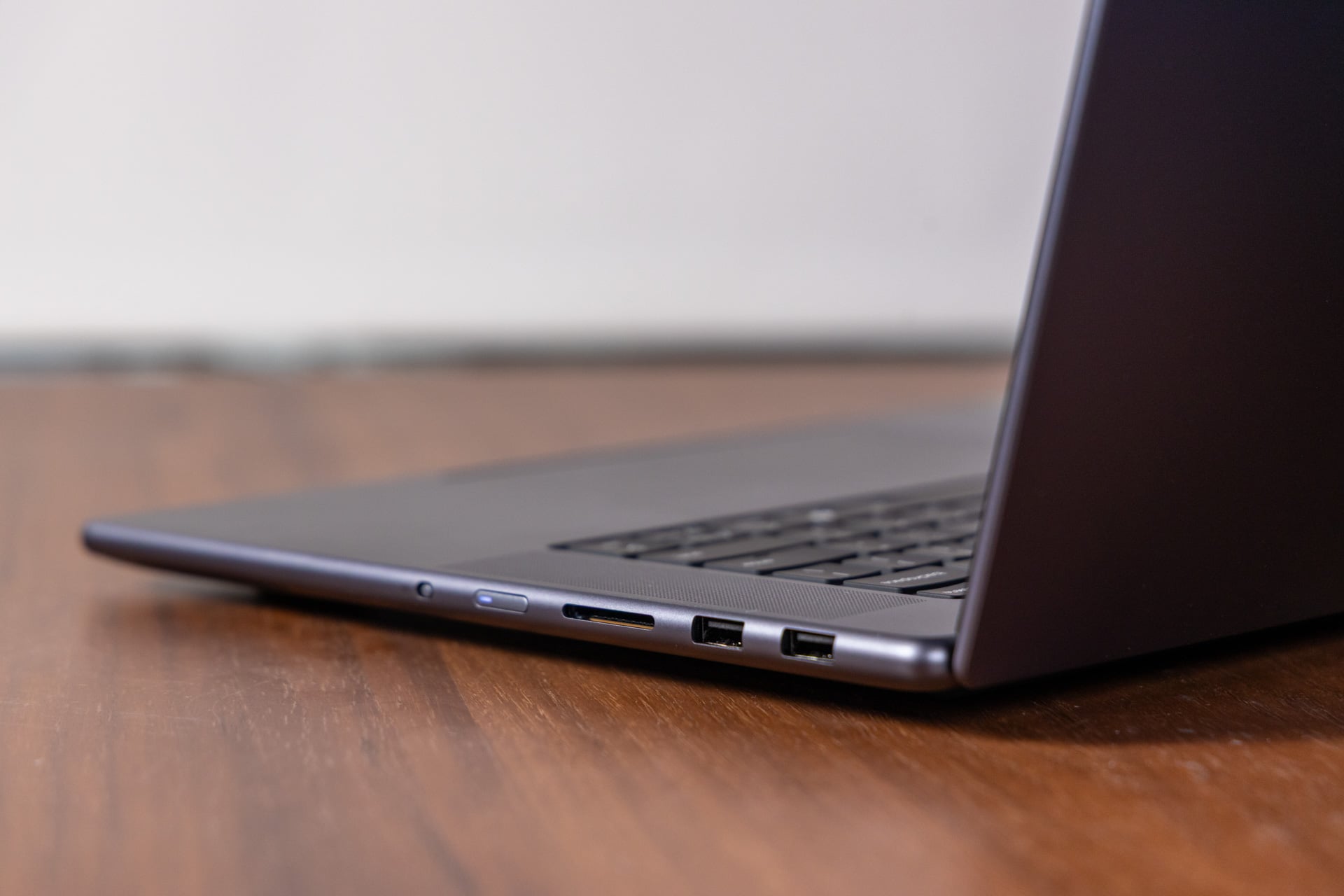 Lenovo Pro 9i 16 G11 Aura Edition Review 04