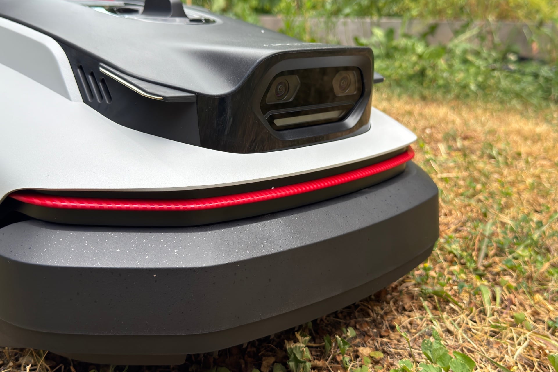 Closeup of the front of the Roborock Rockneo Q110