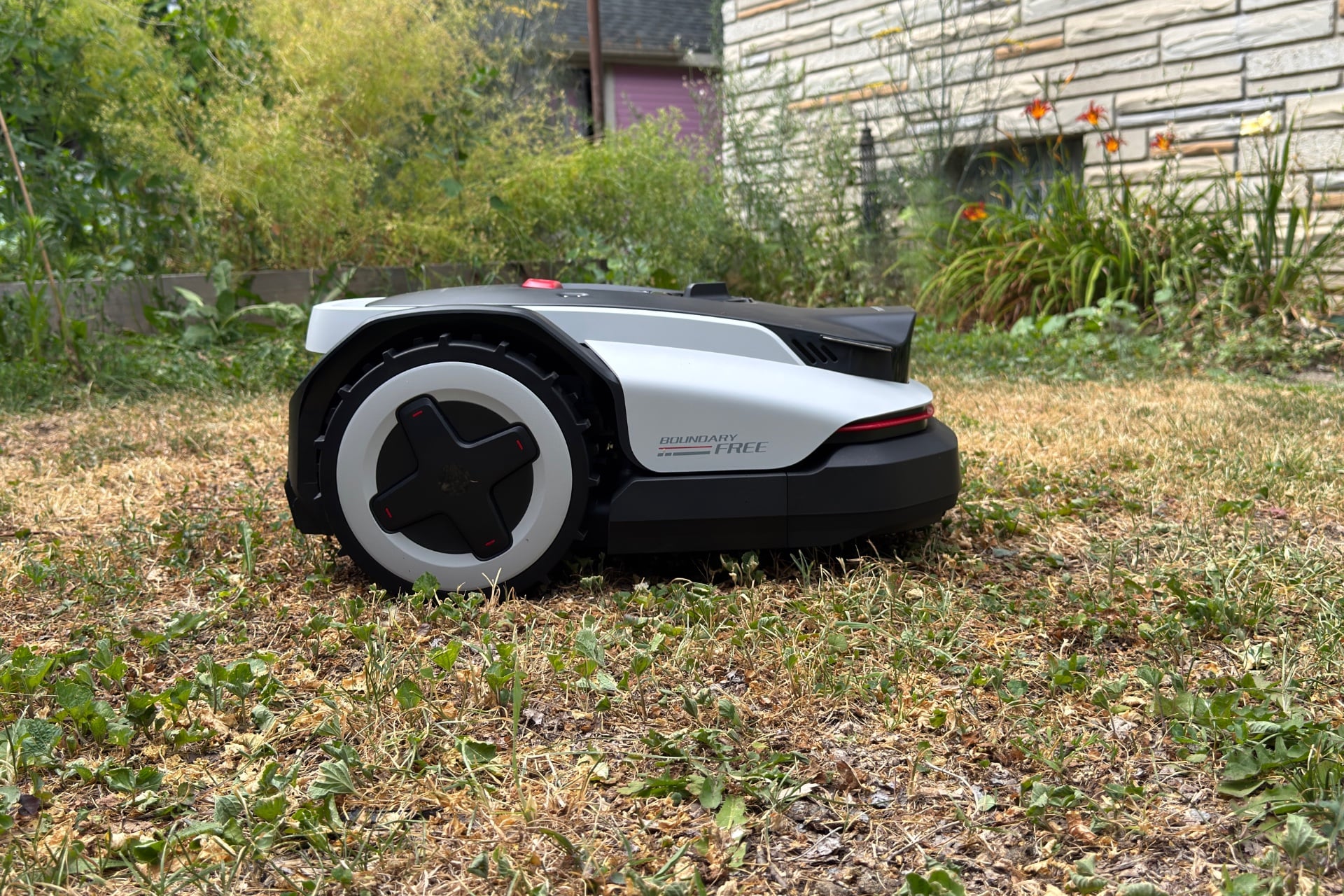 Picture of the side of the Roborock Rockneo Q110H